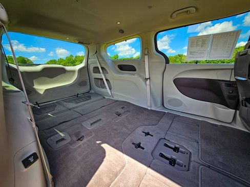 Used 2020 Chrysler Pacifica Touring-L Plus FWD image 39