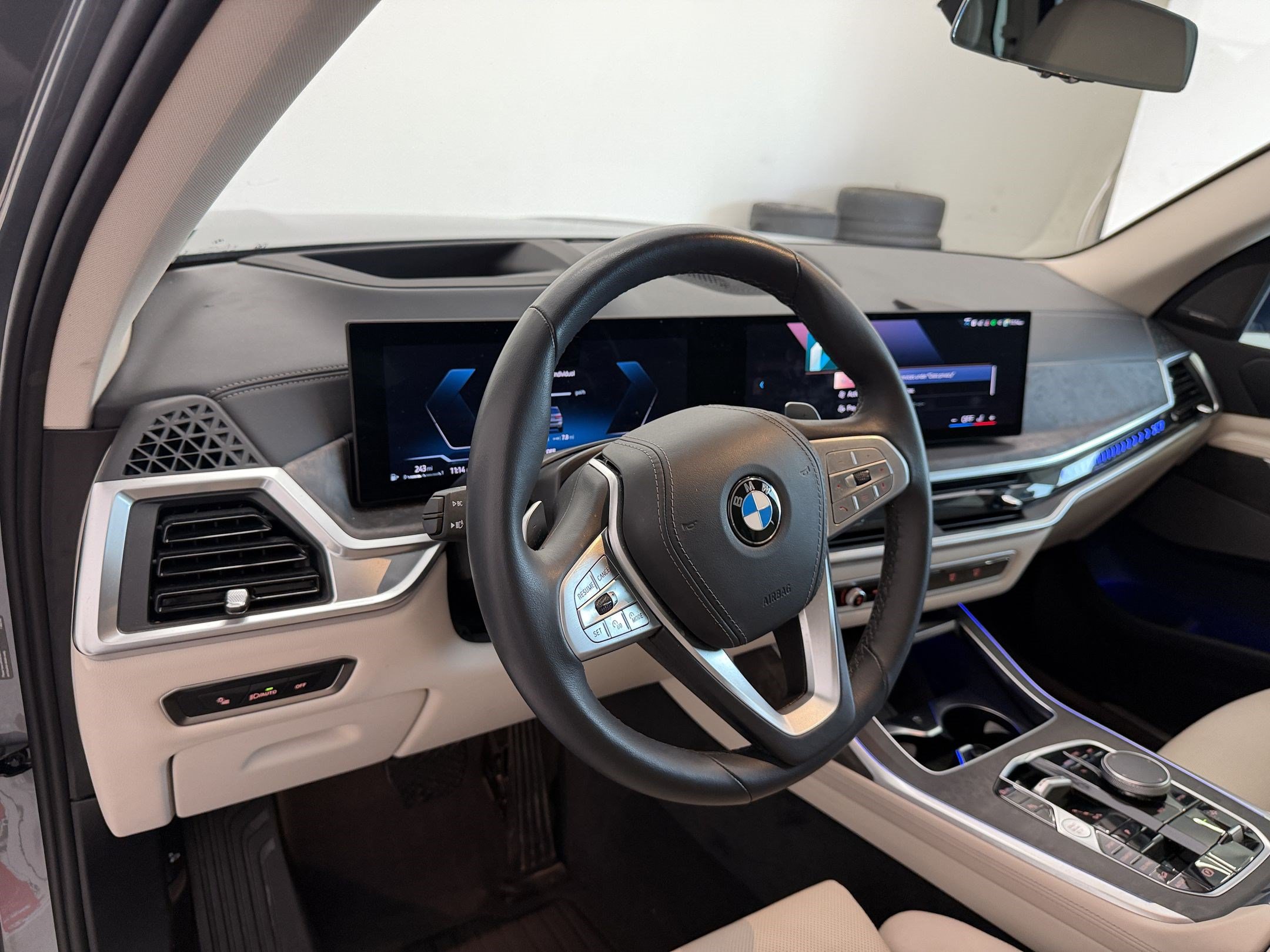Used 2024 BMW X7 xDrive40i w/ Premium Package AWD/4WD image 4