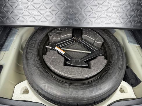 Used 2021 Toyota RAV4 XLE w/ Convenience Package image 32