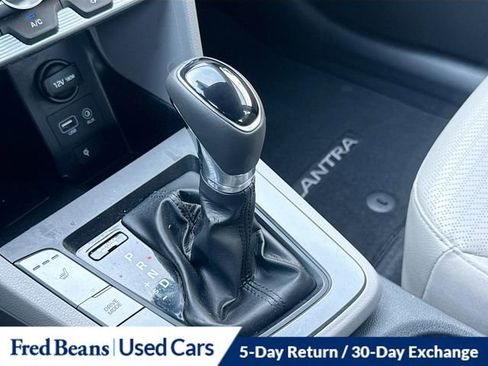 Used 2020 Hyundai Elantra Limited FWD image 18