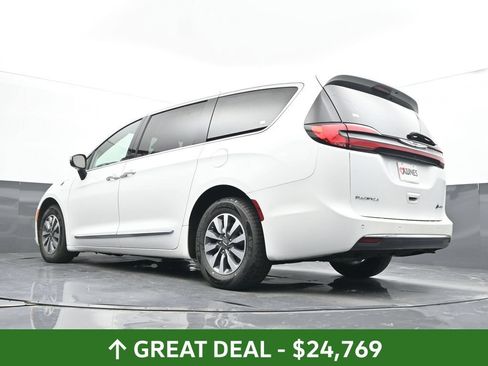 Used 2023 Chrysler Pacifica Limited FWD image 52
