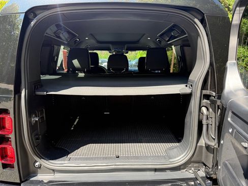 Used 2023 Land Rover Defender 110 X-Dynamic SE image 5