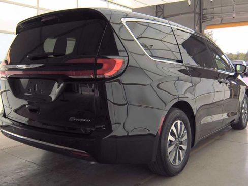 Used 2025 Chrysler Pacifica Select FWD image 3