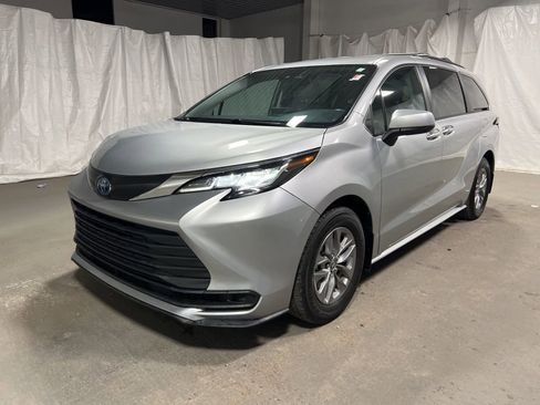 Used 2022 Toyota Sienna LE image 3