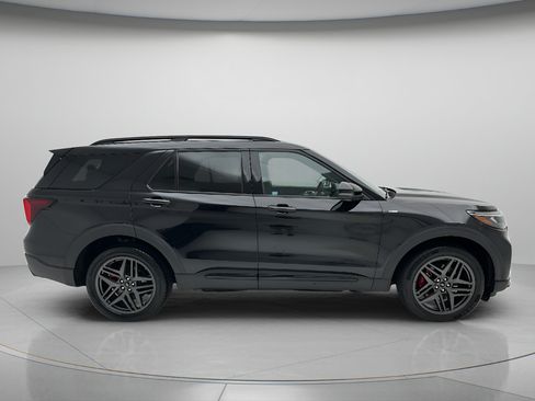 Used 2025 Ford Explorer ST-Line w/ ST-Line Street Pack AWD/4WD image 2