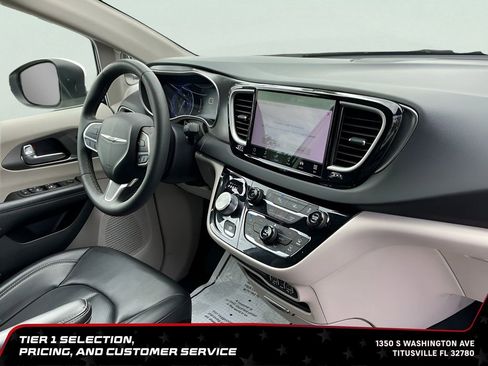 Used 2023 Chrysler Pacifica Touring-L FWD image 15