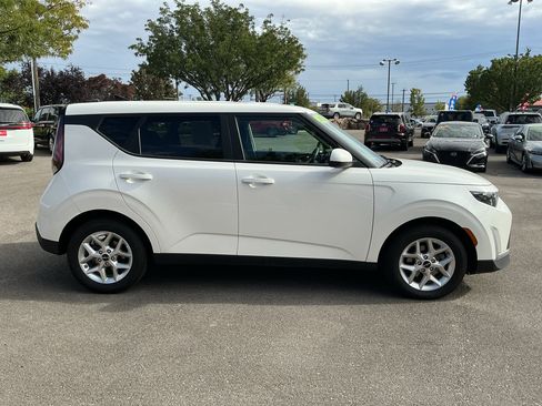 Used 2023 Kia Soul LX w/ LX Technology Package FWD image 4