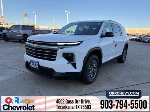 Used 2025 Chevrolet Traverse LT image 1