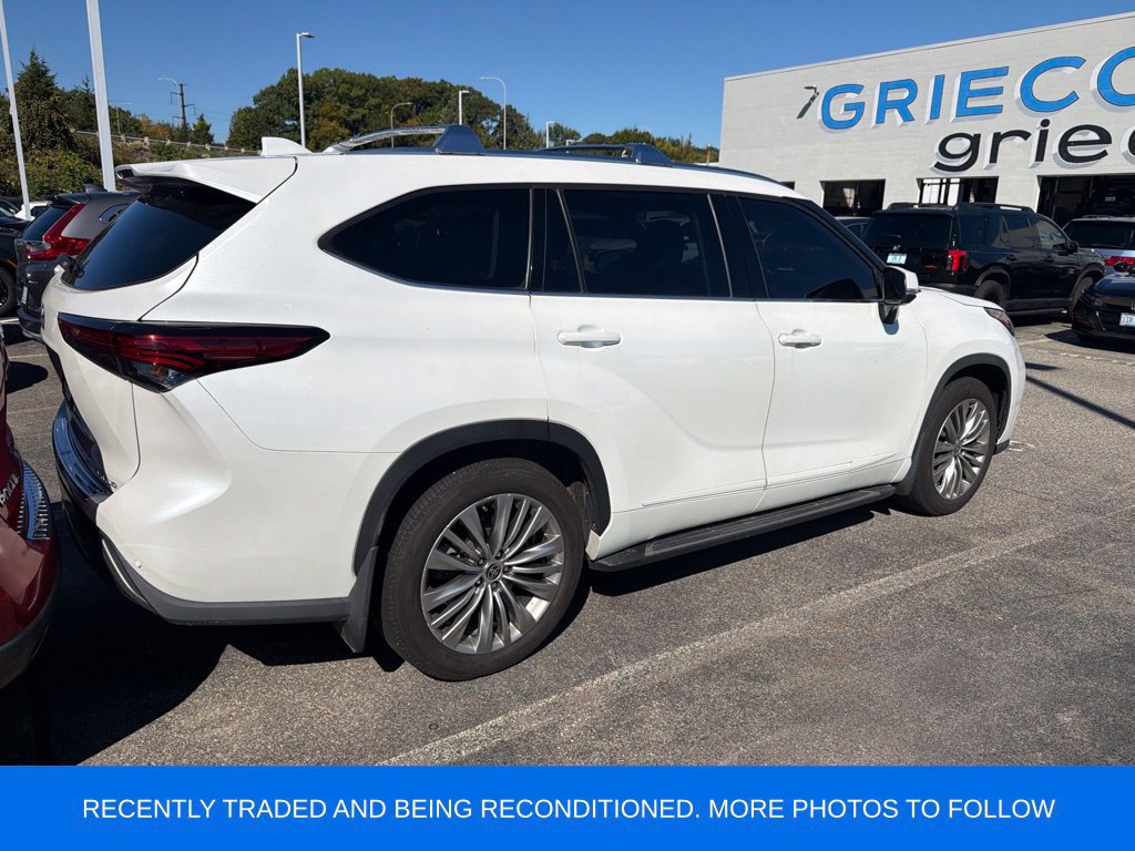 Used 2022 Toyota Highlander Platinum AWD/4WD image 2