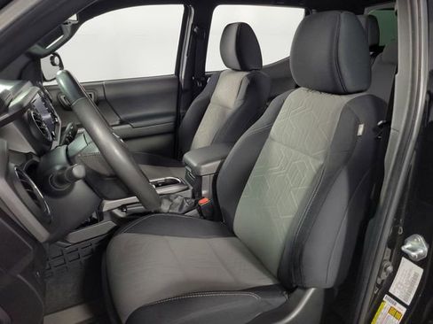 Used 2022 Toyota Tacoma TRD Off-Road image 17