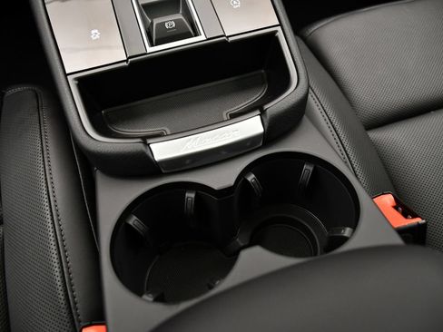 Certified 2026 Porsche Macan AWD/4WD image 33