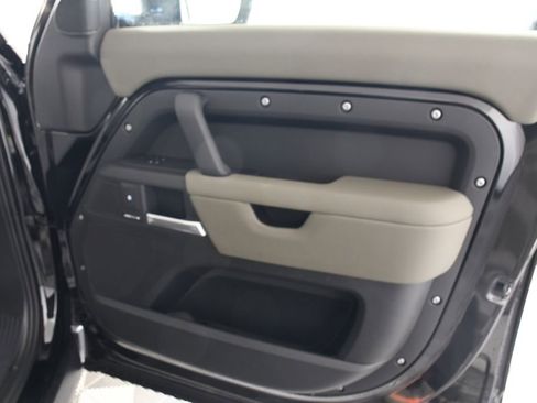 Used 2025 Land Rover Defender 110 S image 18