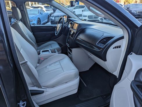 Used 2013 Chrysler Town & Country Touring image 32