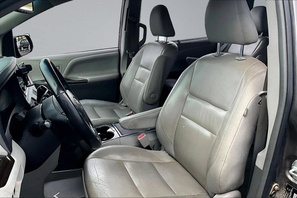 Used 2015 Toyota Sienna XLE FWD image 21