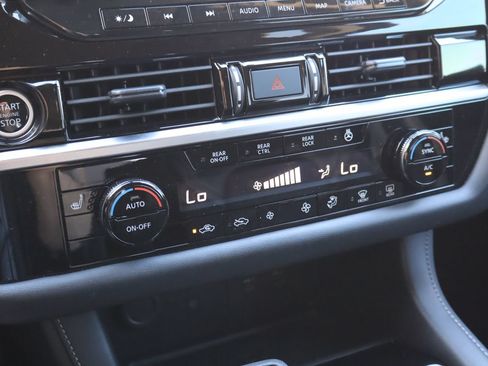 Used 2024 Nissan Pathfinder SL w/ Lighting Package (N92) FWD image 25