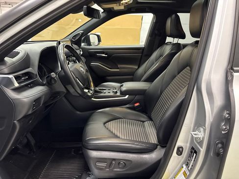 Used 2021 Toyota Highlander XSE AWD/4WD image 14