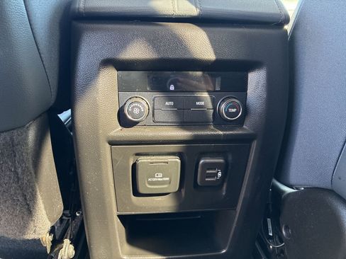 Used 2021 Chevrolet Traverse LT w/ LT Premium Package AWD/4WD image 17