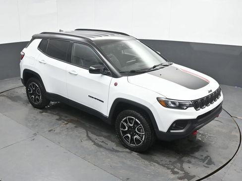 Used 2025 Jeep Compass Trailhawk AWD/4WD image 31