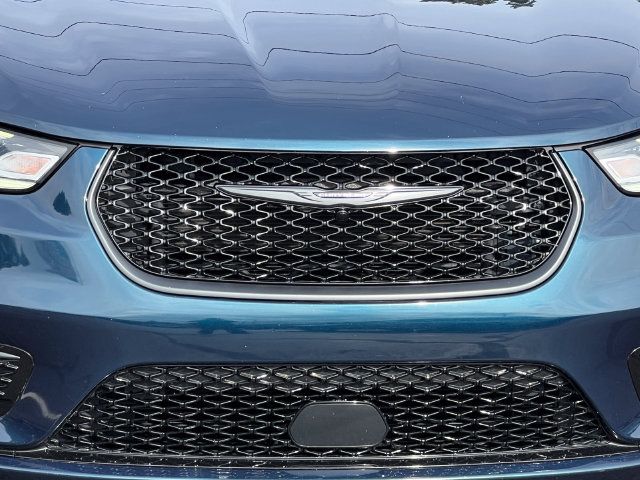 Used 2025 Chrysler Pacifica Limited FWD image 49