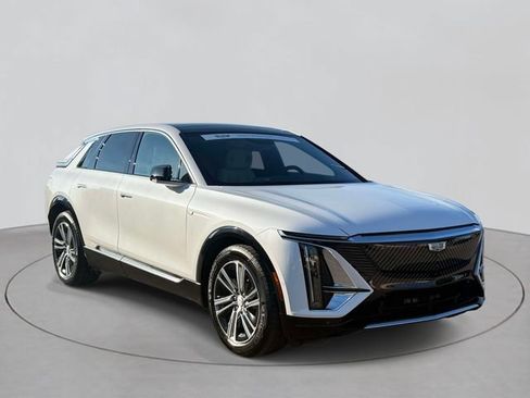 Certified 2024 Cadillac Lyriq Luxury AWD/4WD image 3