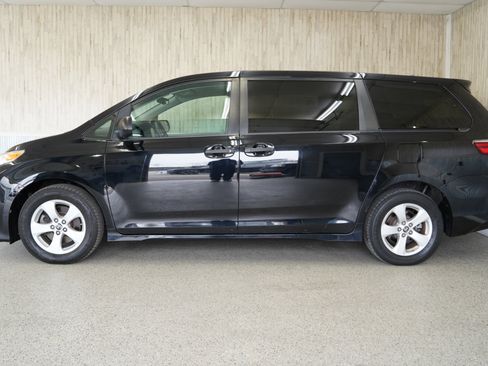 Used 2020 Toyota Sienna L image 5