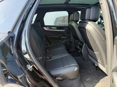 Used 2024 Porsche Cayenne AWD/4WD image 12
