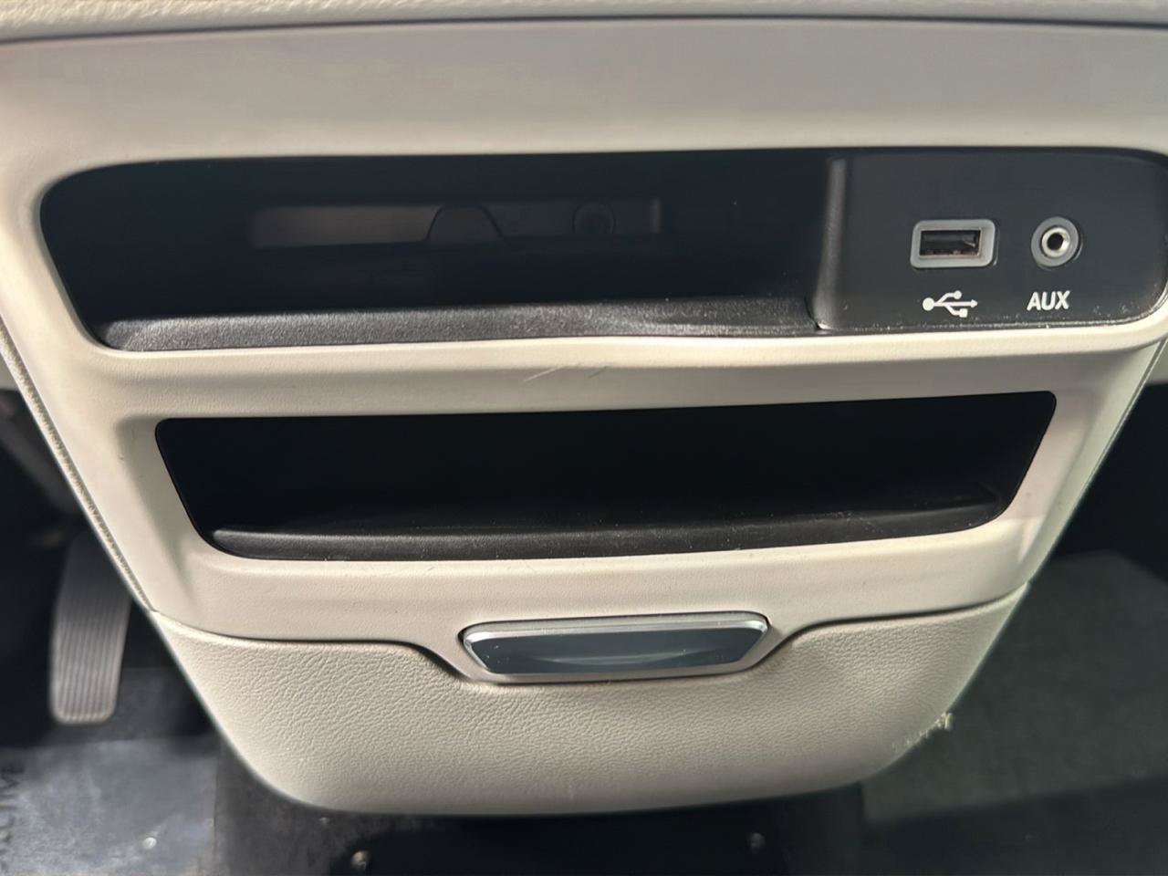 Used 2018 Chrysler Pacifica Touring-L FWD image 26