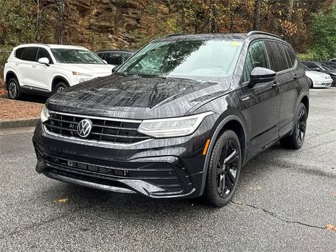 Certified 2024 Volkswagen Tiguan SE R-Line image 3