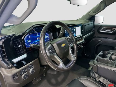Used 2022 Chevrolet Silverado 1500 LT AWD/4WD image 9