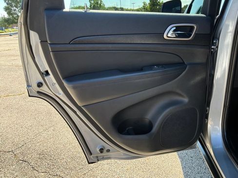 Used 2017 Jeep Grand Cherokee Laredo AWD/4WD image 29