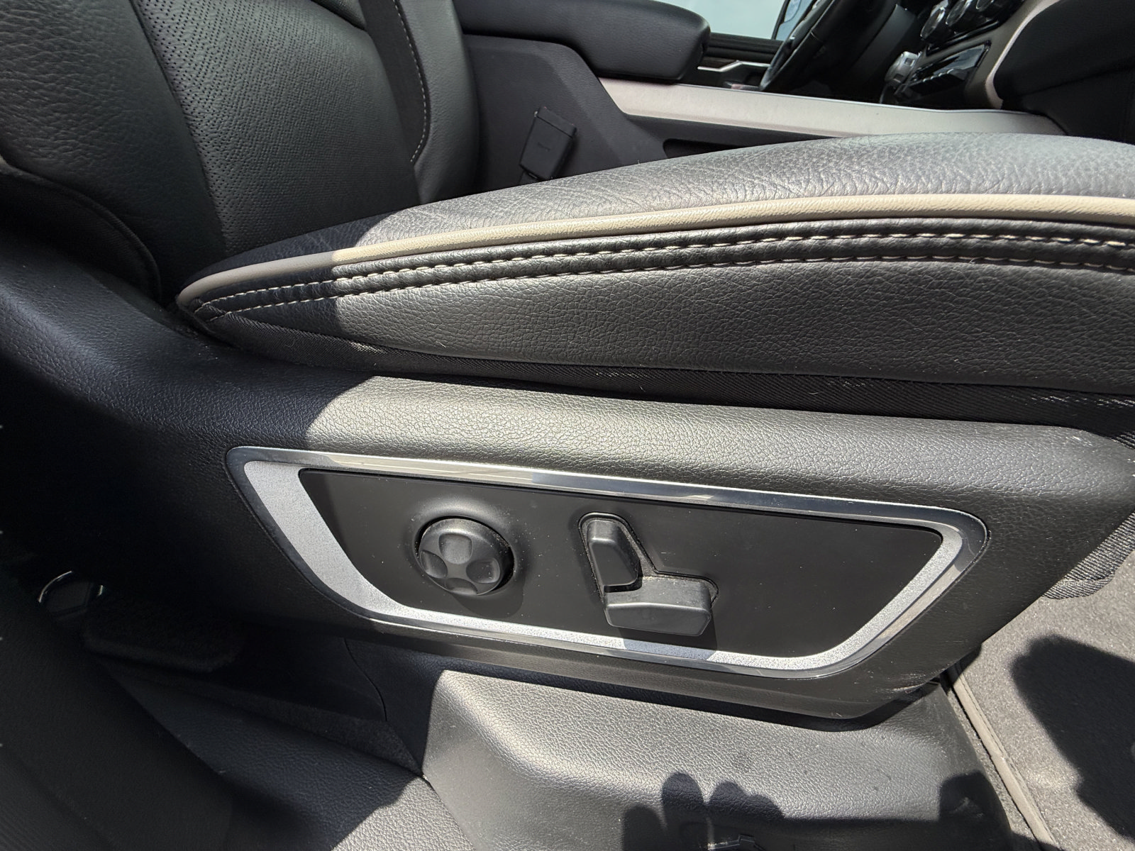 Used 2020 RAM 1500 Laramie AWD/4WD image 17
