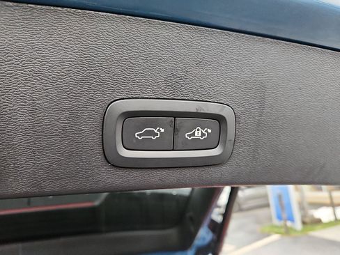 Certified 2025 Volvo XC40 B5 Plus image 33