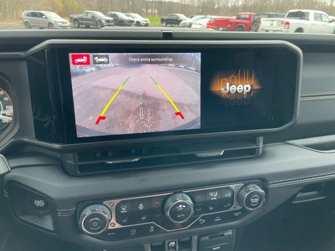 Used 2025 Jeep Wrangler Unlimited Sahara w/ Dual Top Group AWD/4WD image 14