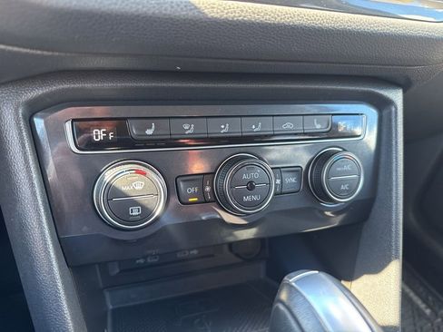 Used 2021 Volkswagen Tiguan SE image 36