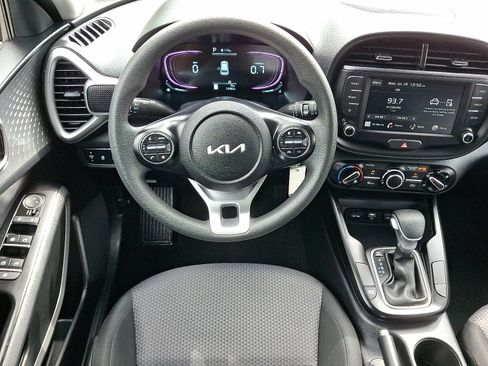 Used 2025 Kia Soul LX FWD image 11