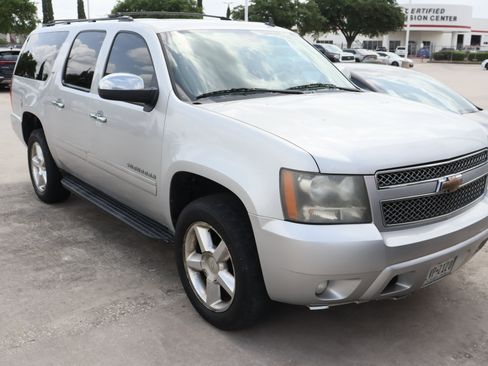 Used 2010 Chevrolet Suburban LTZ image 2
