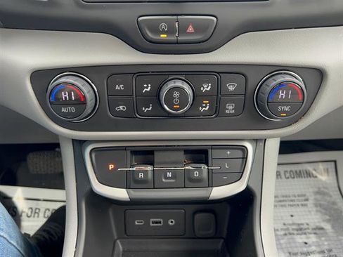 Used 2024 GMC Terrain SLE w/ Driver Convenience Package image 21