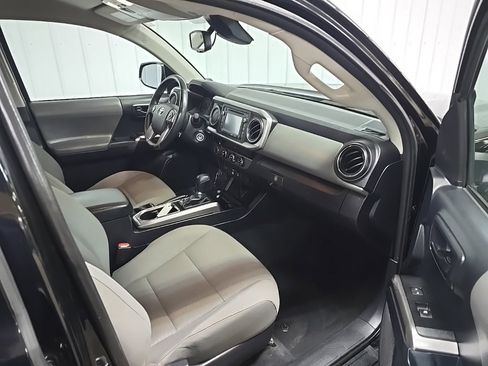 Used 2018 Toyota Tacoma SR5 image 15