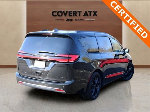 Used 2025 Chrysler Pacifica Limited image 5