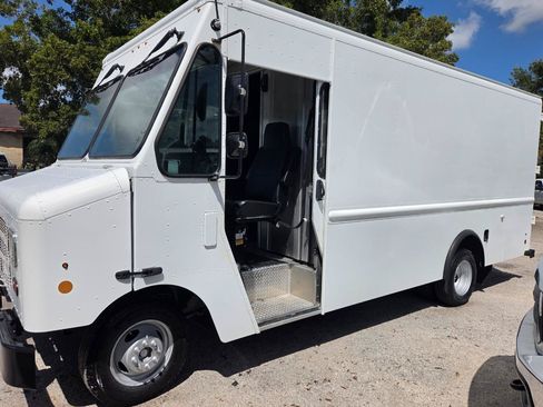 Used 2017 Ford E-350 and Econoline 350 Super Duty w/ A/C Prep Package RWD image 3