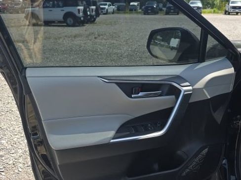 Used 2019 Toyota RAV4 XLE Premium FWD image 9