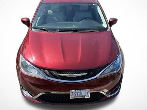 Used 2018 Chrysler Pacifica Touring-L FWD image 2