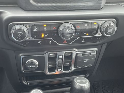 Used 2022 Jeep Wrangler Unlimited Sport image 25