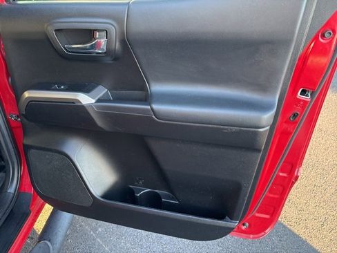Used 2022 Toyota Tacoma Limited image 35