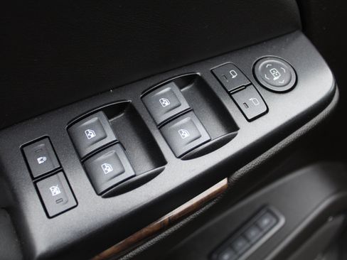 Used 2019 Chevrolet Suburban LT image 11