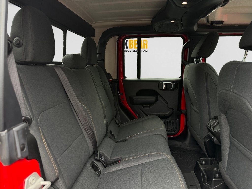Used 2024 Jeep Gladiator Mojave AWD/4WD image 17
