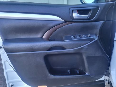 Used 2018 Toyota Highlander XLE image 11
