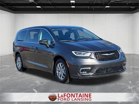 Used 2023 Chrysler Pacifica Touring-L image 13
