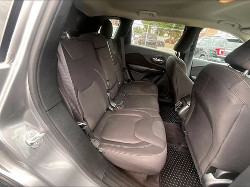 Used 2017 Jeep Cherokee Latitude w/ Safety/Convenience Group FWD image 26