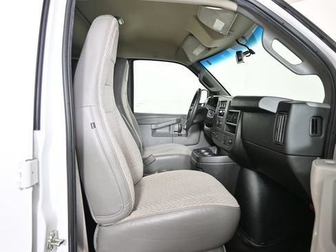 Used 2017 Chevrolet Express 3500 RWD image 13